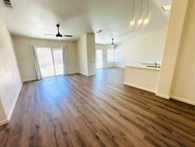 Foto del edificio - 78780 Birchcrest Cir