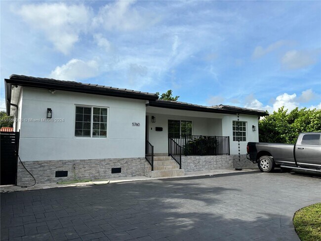 Foto del edificio - 5760 SW 9th St