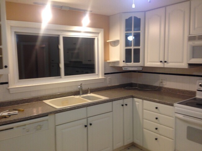 Foto del edificio - 400 Quaker Ln S