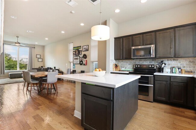 Foto del edificio - 1416 Waterloo Shore Ln
