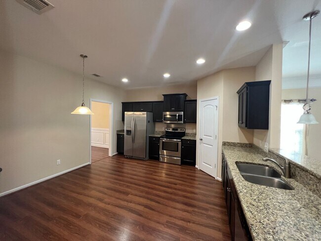 Foto del edificio - 207 Pine Forest Ln