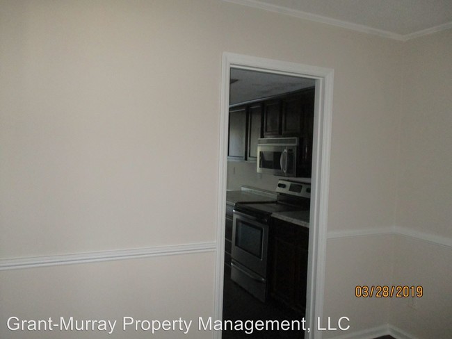 Building Photo - 2 br, 1.5 bath House - 2425 Commonwealth Dr.
