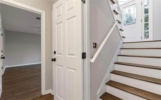 Building Photo - 934 Bay Ridge Dr