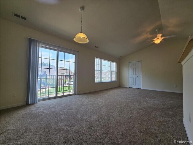 Foto del edificio - 27640 Hidden Oaks Dr