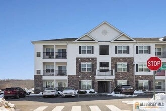 Building Photo - 421 Tavern Rd