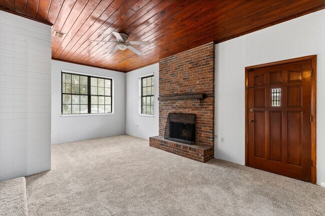 Foto del edificio - Lovely Three Bedroom Two Bath in NE Gaines...