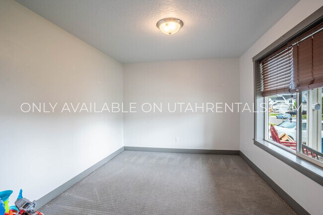 Building Photo - 837 N 150 W