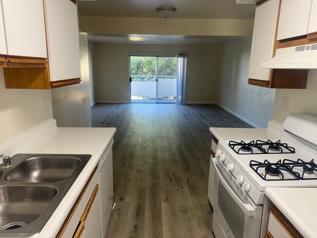 Foto del edificio - 14655 Sylvan Street