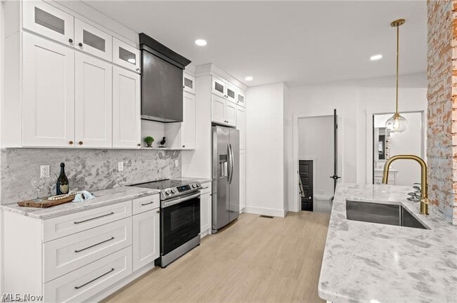 Building Photo - 1422 W 77th St