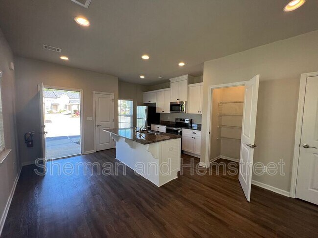 Foto del edificio - 620 Dobhill Ln