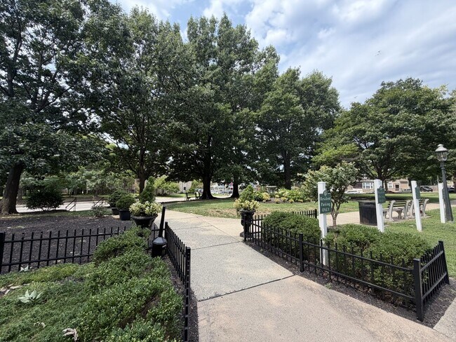 Foto del edificio - 3900 Rose Hill Ave