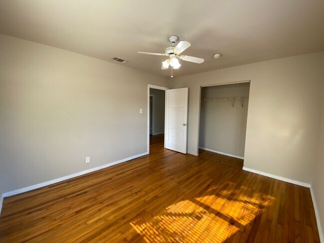 Foto del edificio - SEPTEMBER  HALF OFF First Month Rent