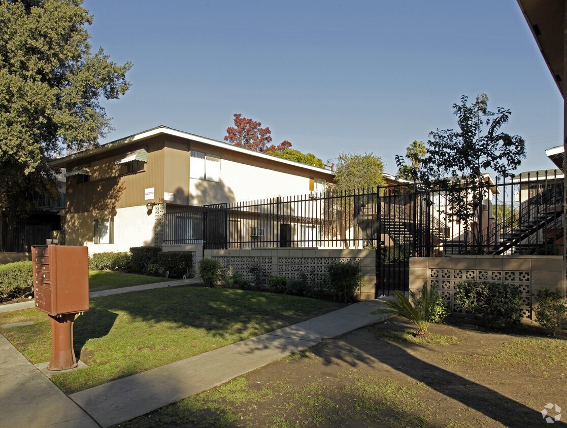 Primary Photo - 674-686 Abbey Ln
