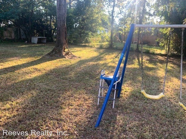 Building Photo - 3 br, 1 bath House - 1214 Oak Lane Circle W