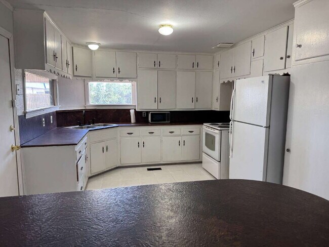 Building Photo - "Charming 2-Bed Home with Gleaming Hardwood Floors in Central Lubbock – 1274 Sq. Ft. of Cozy Livi...