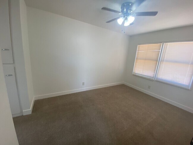 Foto del edificio - Upstairs 1 bedroom 1 bath unit with a one ...