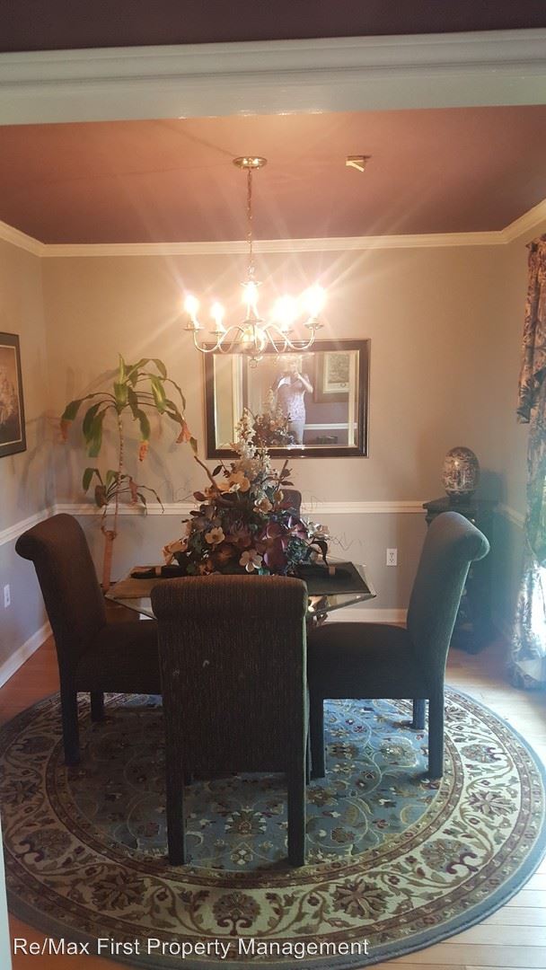 Building Photo - 11081 Royal Ascot Ave