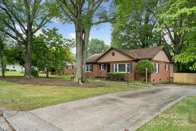 Foto del edificio - 1818 Woodland Dr