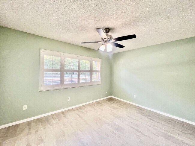 Building Photo - Newly remodeled 2B/2BA condo available in ...