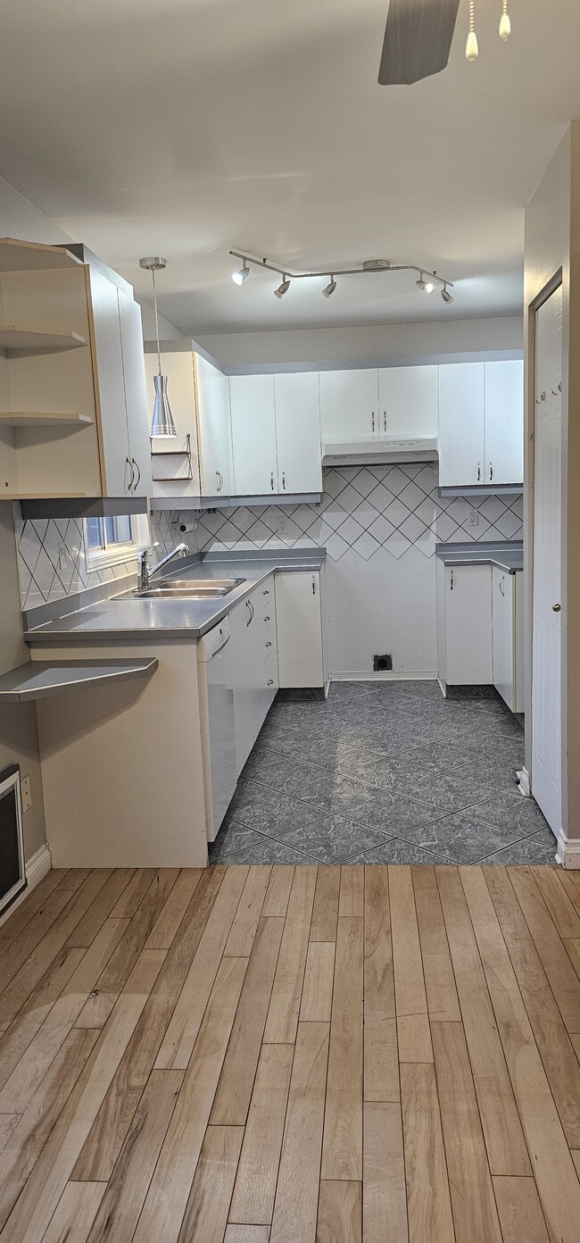 Building Photo - 585 Rue Primeau