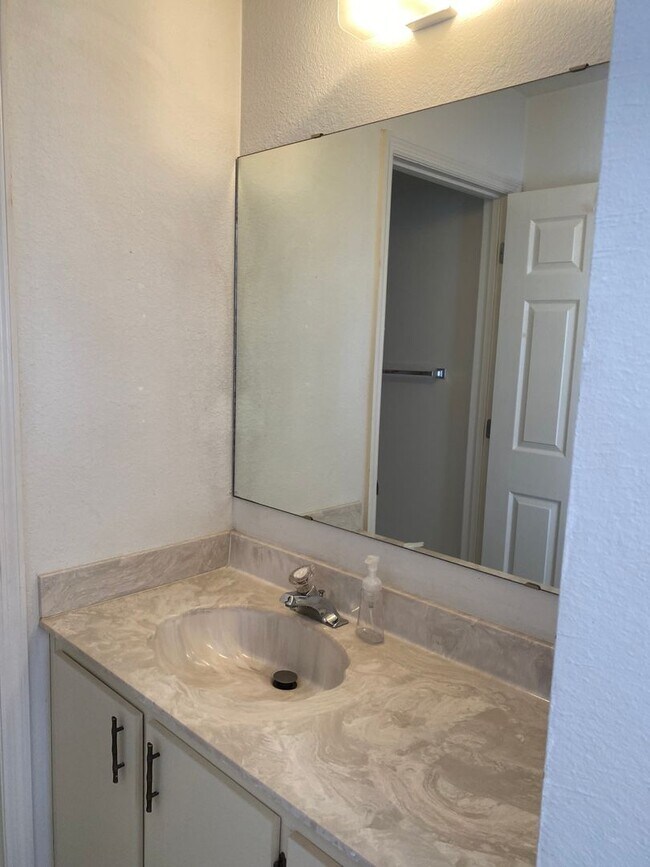 Foto del edificio - SPACIOUS, FIRST FLOOR CONDO WITH BIG FENCED IN PATIO IN THE LOVELY COMMUNITY OF QUAIL RIDGE!