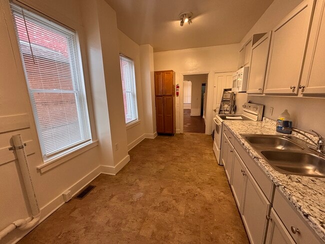 Building Photo - 738 W Poplar St