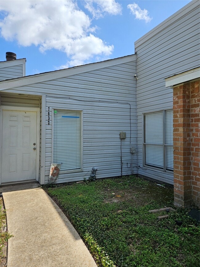 Building Photo - 7832 Green Lawn Dr