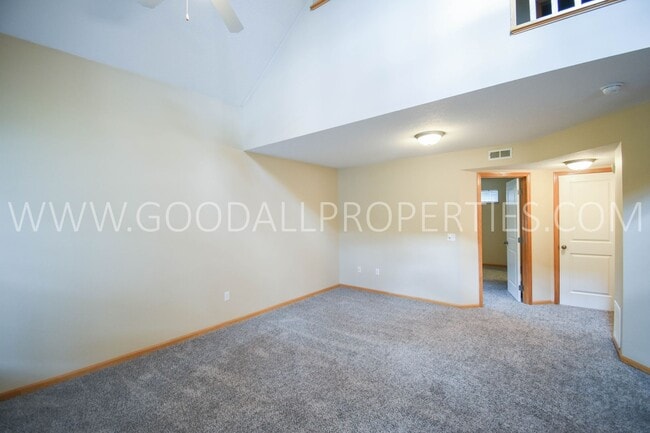 Building Photo - 3 Bedroom 2.5 Bathroom end unit home in Ur...