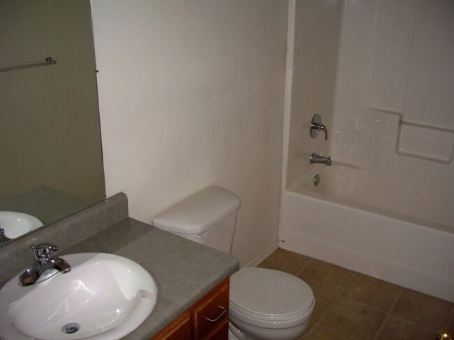 Building Photo - 2 bedroom 2 bath recently renovated Apartm...