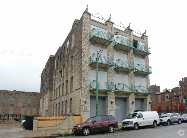 Building Photo - 165 N May St