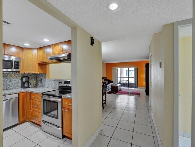 Building Photo - 158 Lakeview Drive 103, Weston, FL 33326