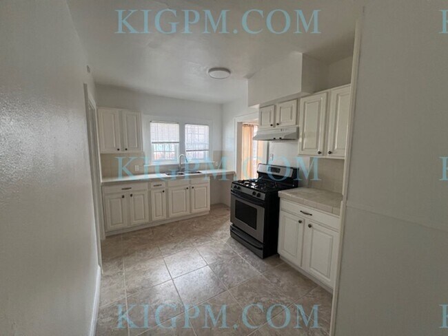 Foto del edificio - 2-Bedroom Duplex in Prime Mid-Wilshire Area!