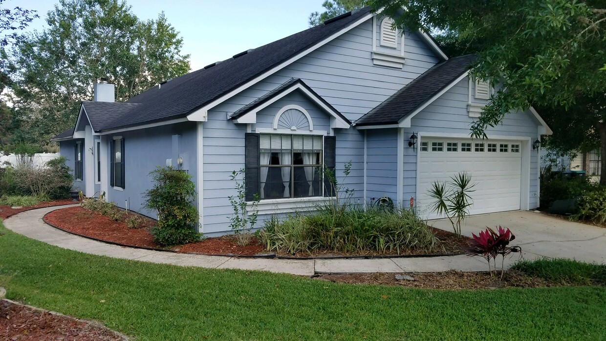 Front yard - 3817 Windfall Court