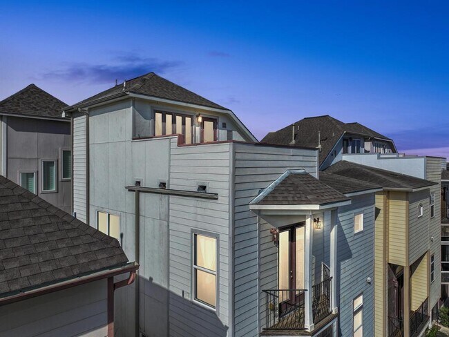 Building Photo - 2014 Sabine St