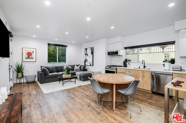 Building Photo - 124 S Croft Ave