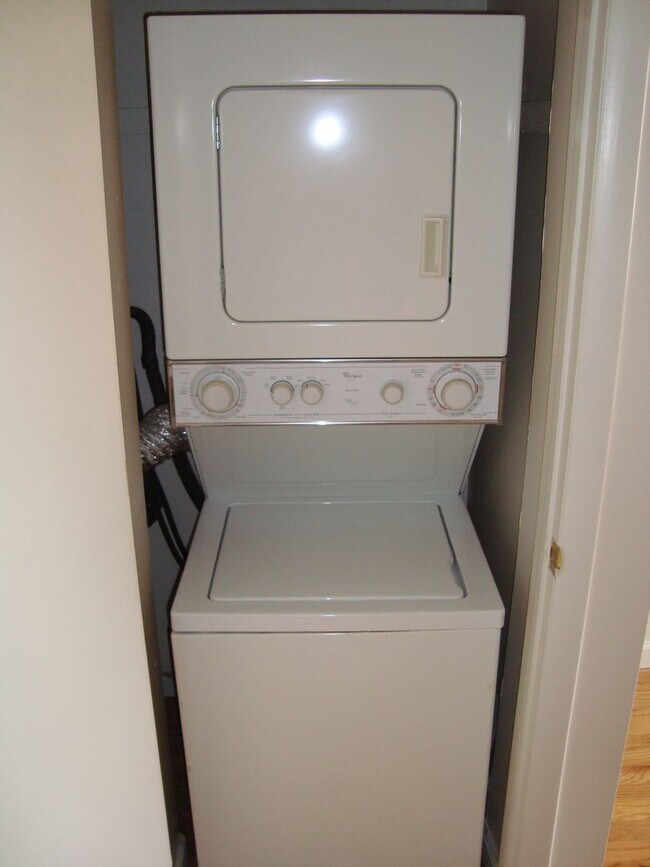Foto del edificio - Roomy Bi-Level 2BR/2BA w/ In-Unit W/D in Washington Square West!