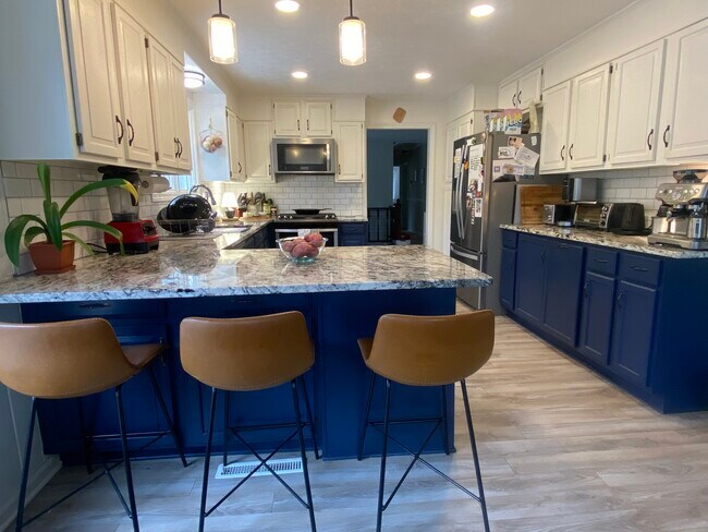 Foto del edificio - 711 Oak Terrace Ln