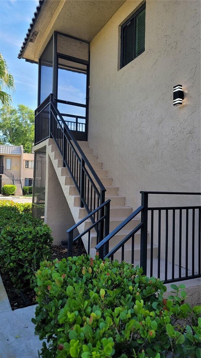 Building Photo - 330 Racquet Club Rd
