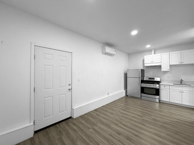 Building Photo - 442 Lightcap St