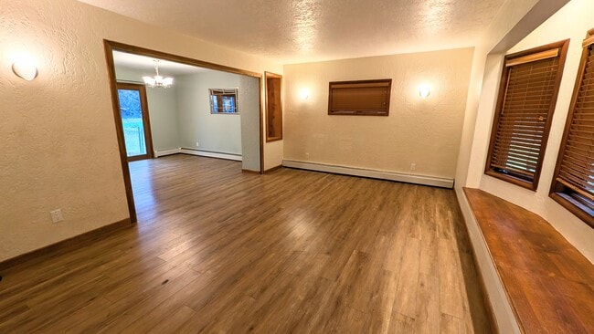 Building Photo - 1140 Lake Dr