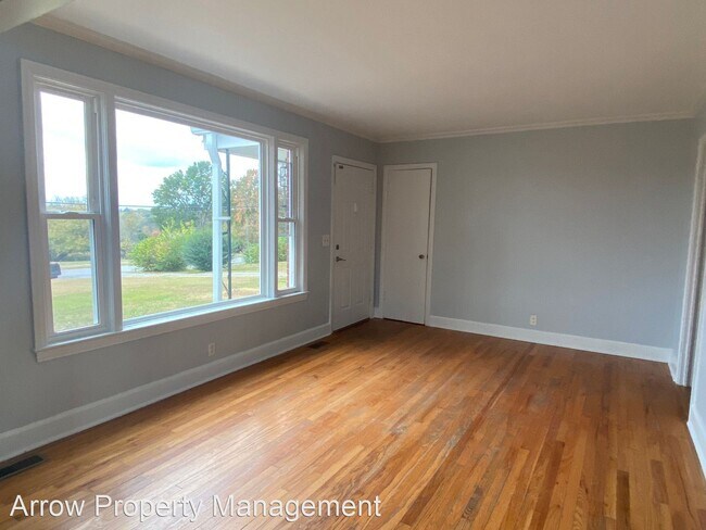 Building Photo - 3 br, 1 bath House - 2320 Maplecrest Dr