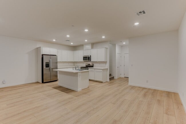 Foto del edificio - Modern Townhome Living in Henderson’s Historic Water District!