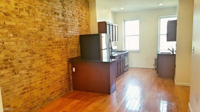 Building Photo - 225 8th St