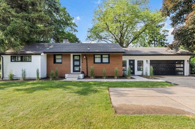 Building Photo - 1528 E Maple Rd