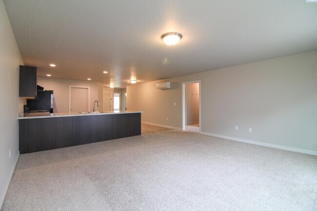 Foto del edificio - 3 Bed/2 Bath Duplex in Pasco