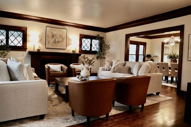 Foto del edificio - Stunning Historic Estate + In Ground Pool + Private Carriage House + Chef's Kitchen + Two Car Garage