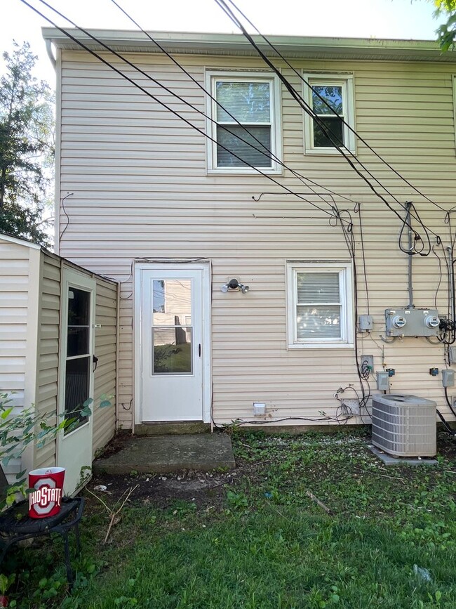 Building Photo - 2 bedroom 1 bathroom duplex