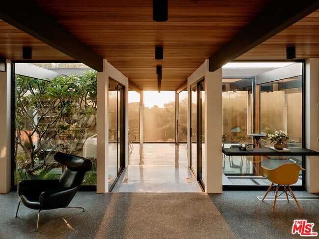 Foto del edificio - 5637 Busch Dr