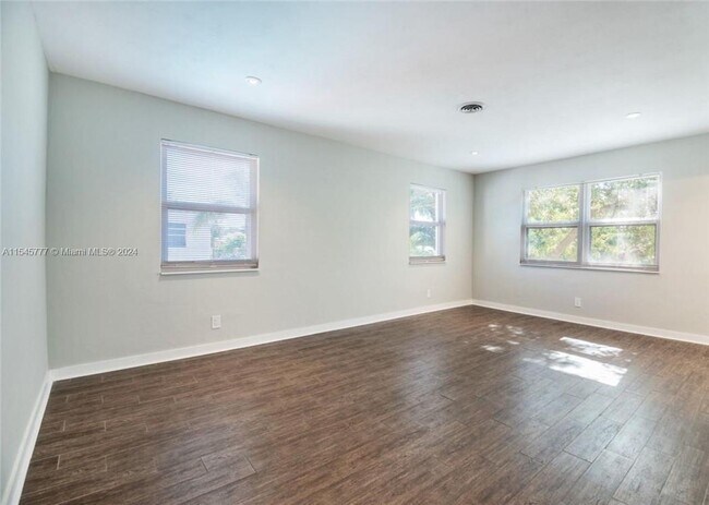 Building Photo - 2591 NE 55th Ct