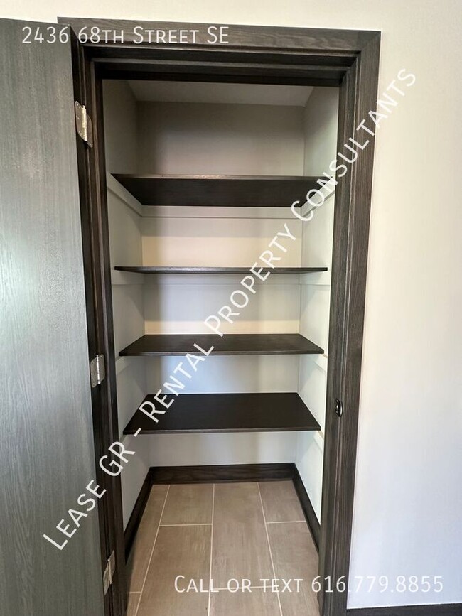 Foto del edificio - New 4 Bedroom Duplex in Caledonia!